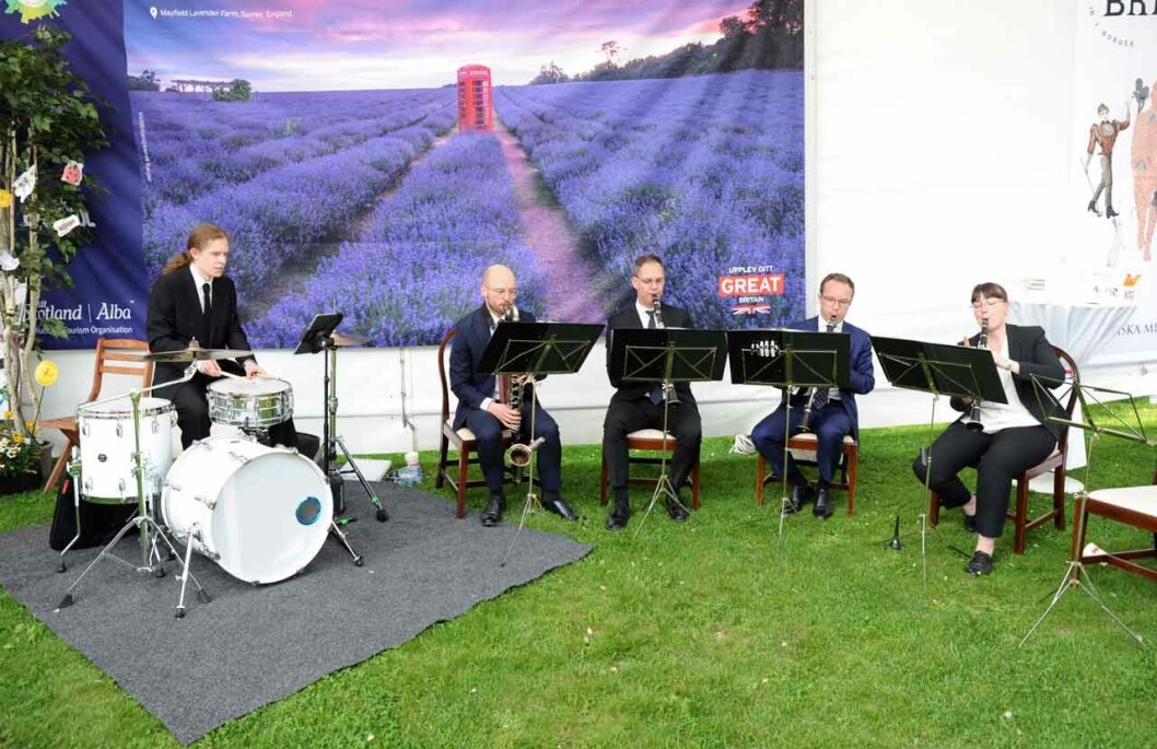 En härlig dag för ett riktigt garden party! Här på brittiska ambassadörens residens i Diplomatstaden.
