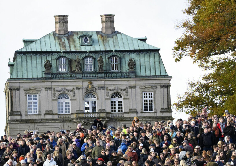 Fullsatt framför Eremitageslottet. Förra året blev Hubertusjakten inställd, och det har bara hänt två gånger på 116 år, men nu var allt som vanligt. Eremitageslottet Dyrehaven Klampenborg Köpenhamn Hubertusjakten 2021