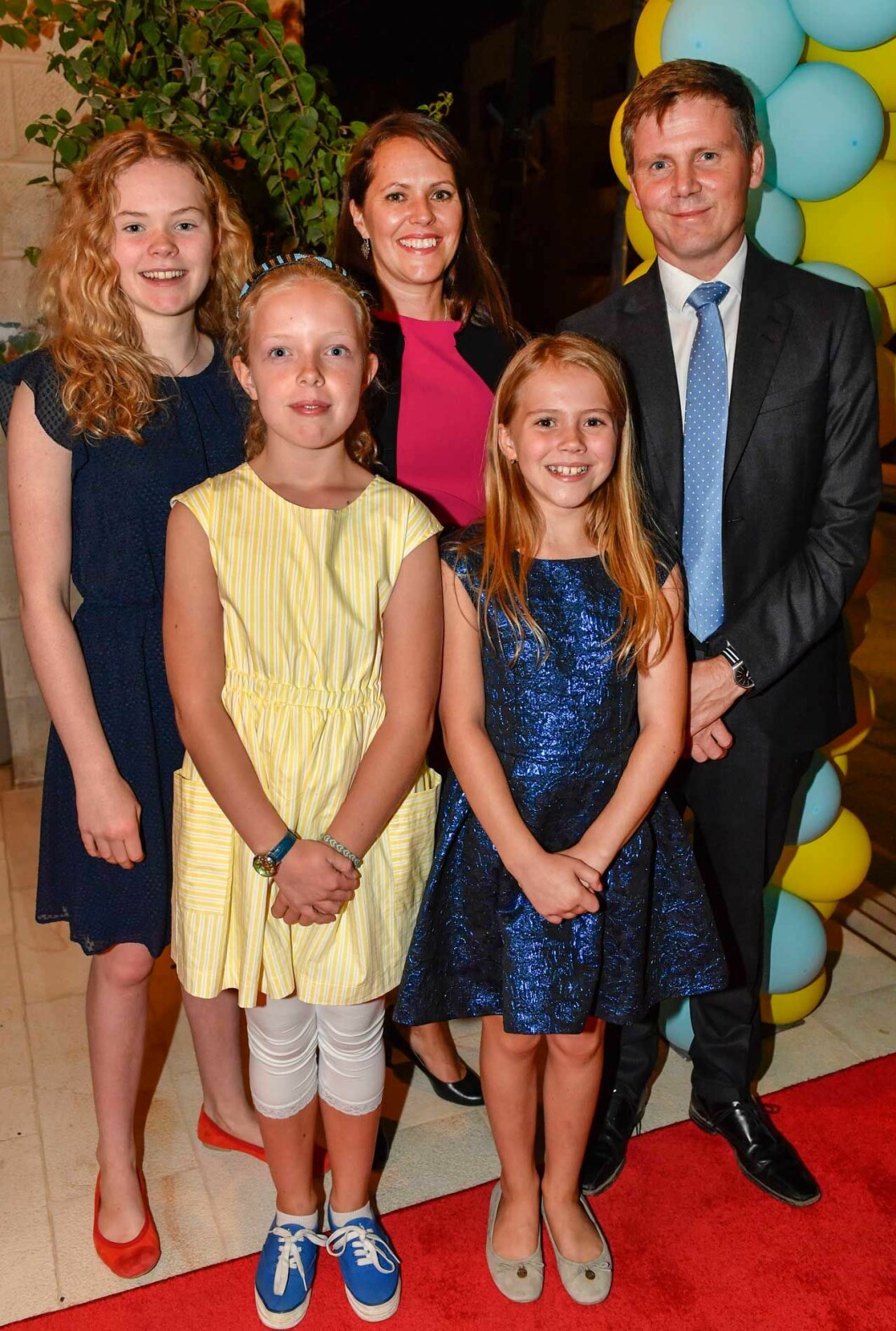 Maria och Erik Ullenhag med döttrarna Clara, 14, och Vera, 10 (här med kompisen Sonja i mitten). Maria och Erik Ullenhag med döttrarna Clara och Vera (här med kompisen Sonja i mitten).