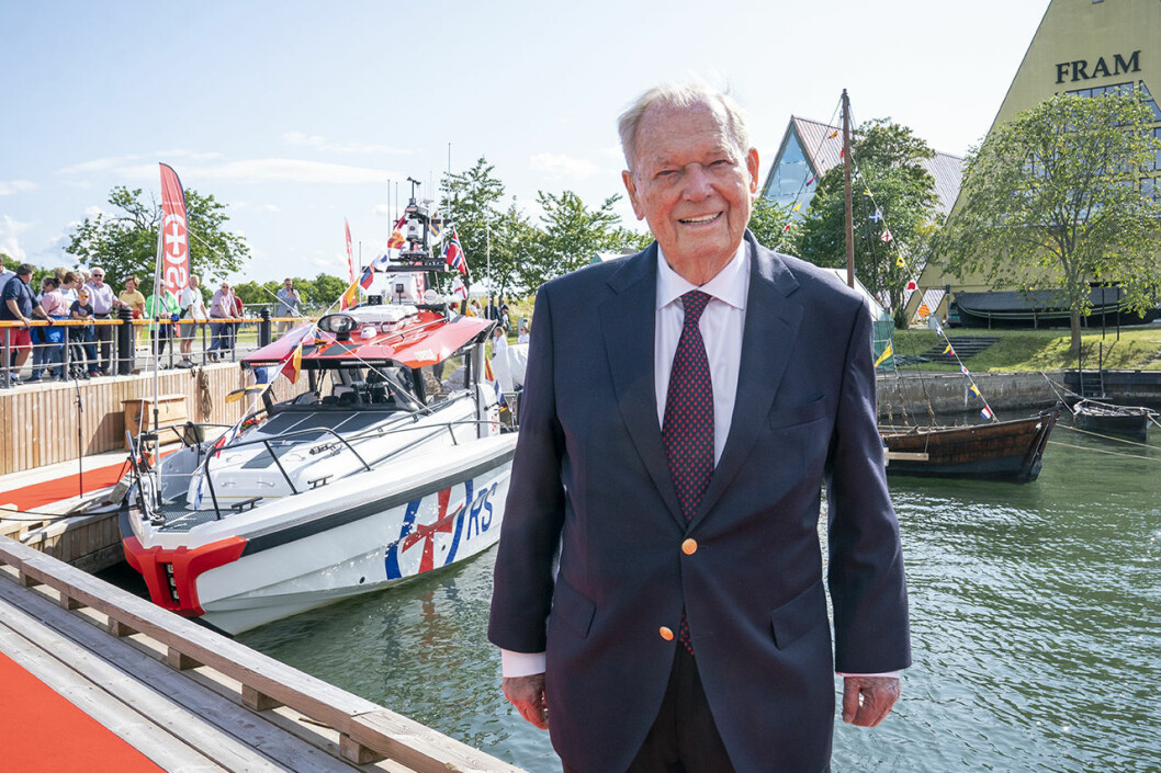 Erling står framför den nya räddningsbåten som blivit möjlig tack vare hans donationer. Erling står framför den nya räddningsbåten som blivit möjlig tack vare hans donationer.