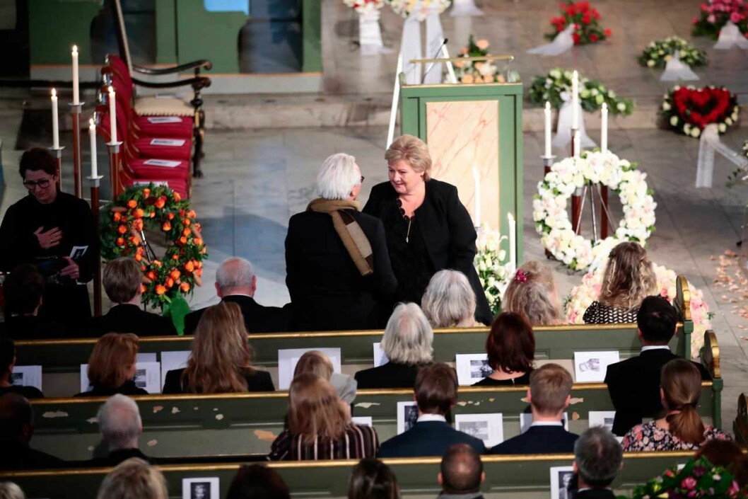 Erna Solberg med Aris pappa. Erna Solberg med Aris pappa.