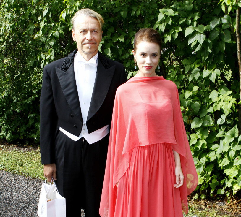 Ernst Billgren är också nära vän med kungabarnens kusin Gustaf Magnuson, son till prinsessan Christina – Ernst och hans hustru Julia var självskrivna på Gustafs bröllop med Vicky Andrén i Ulriksdals slottskapell 2013. Ernst Billgren Julia Billgren