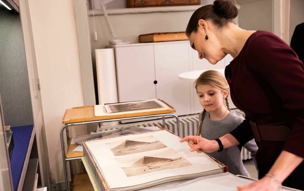 Victoria och Estelle besökte Bernadottebiblioteket tillsammans med morfar kungen. kronprinsessan victoria prinsessan estelle