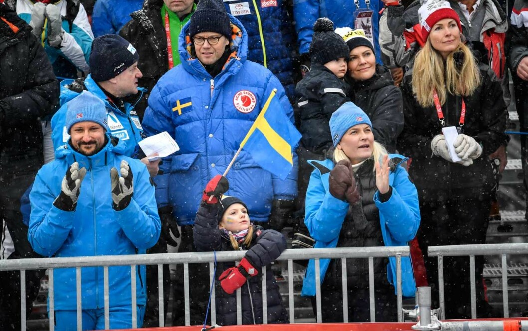 Kronprinsessfamiljen umgås med Haakon och Mette-Marit uppe på läktaren. alpina vm victoria estelle oscar