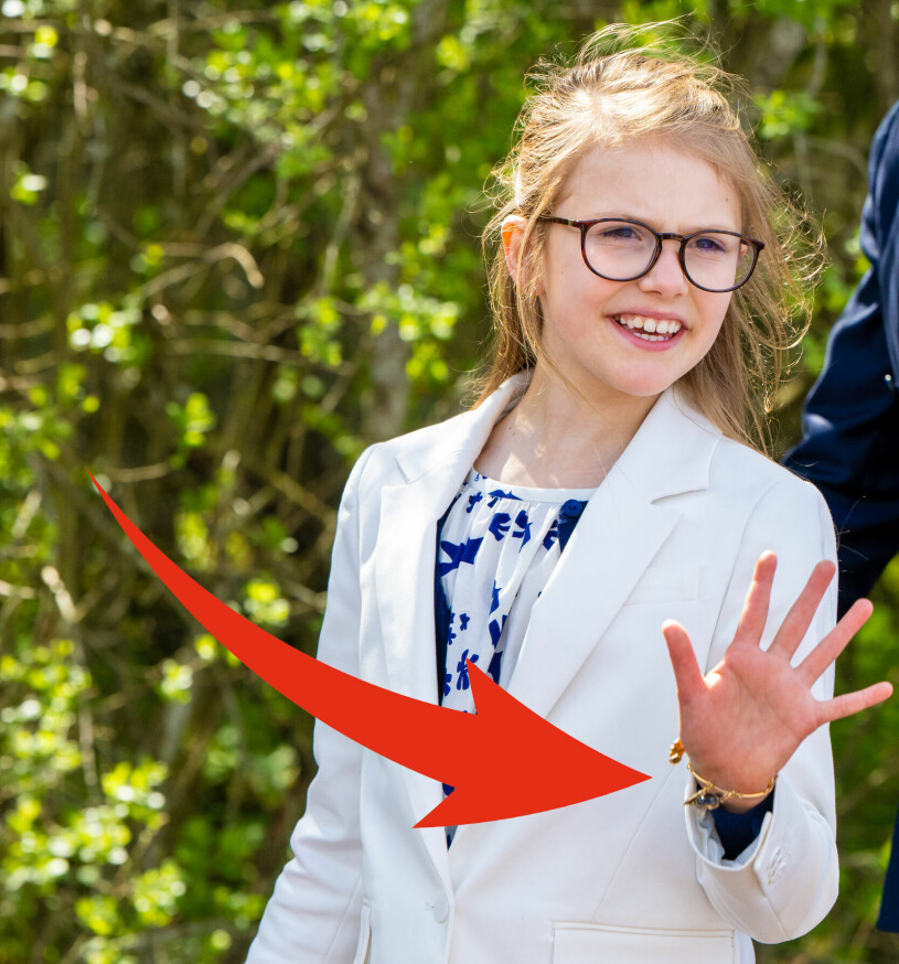 Prinsessan Estelle med sitt nya smycke. Prinsessan Estelle med sitt berlockarmband