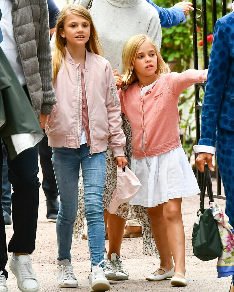 Att det skiljer två år mellan Estelle och Leonore syns tydligare nu. Prinsessan Estelle Prinsessan Leonore Konsert Solliden 2021 Lena Philipsson