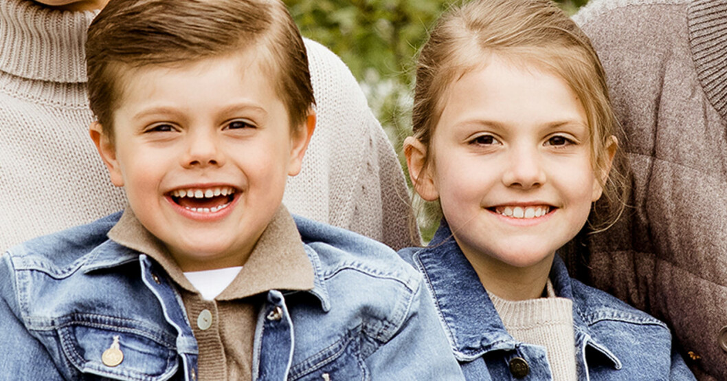 Nu är det jeansjacka som gäller för kronprinsessfamiljen! Och prins Oscar och prinsessan Estelle gör som mamma Victoria och kör på ”double denim”. Prins Oscar Prinsessan Estelle jeansjacka 2021