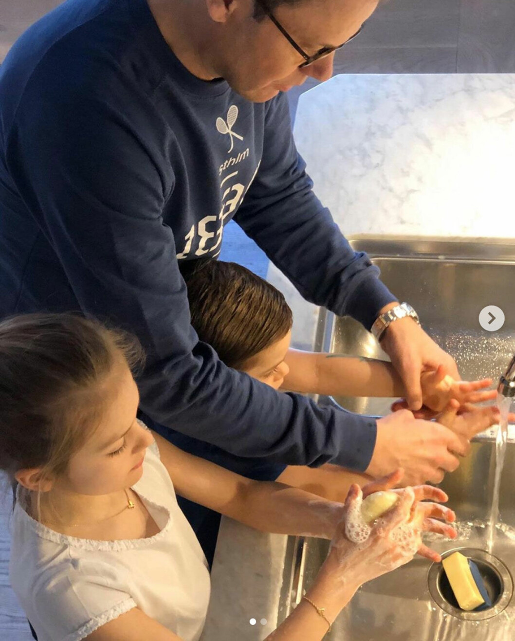 Den kungliga tvålen. Prins Daniel hjälper prinsessan Estelle och prins Oscar att tvätta händerna på Haga.
