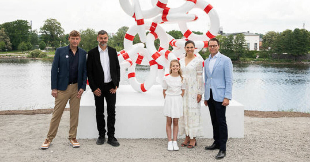 Kronprinsessparet och prinsessan Estelle med konstnärerna bakom verket, Michael Elmgreen och Ingar Dragset. Foto: Kungliga Hovstaterna Kronprinsessparet och prinsessan Estelle med konstnärerna bakom verket, Michael Elmgreen och Ingar Dragset.