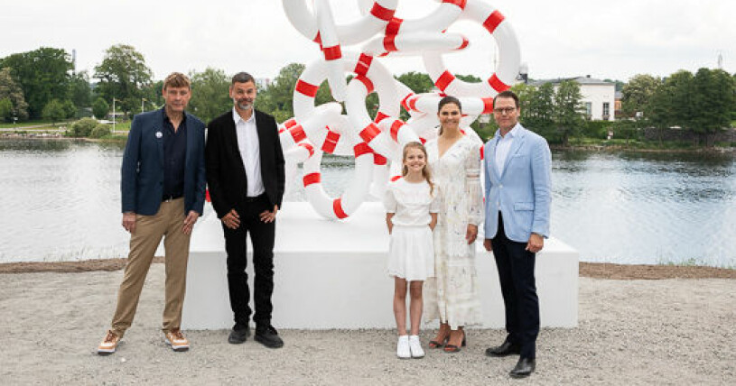 Kronprinsessparet och prinsessan Estelle träffade konstnärerna bakom verket, Michael Elmgreen och Ingar Dragset, kvällen innan invigningen. Michael Elmgreen, Ingar Dragset, prinsessan Estelle, kronprinsessan Victoria och prins Daniel