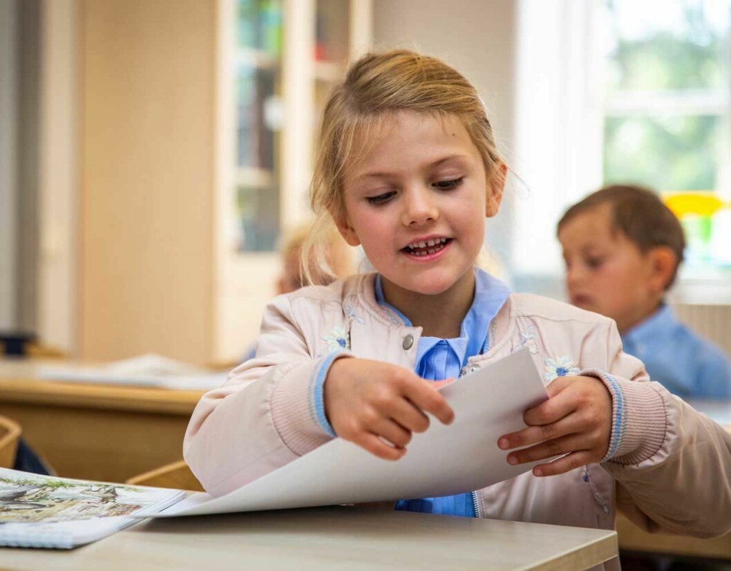 Prinsessan Estelle kikar i sina nya skolböcker