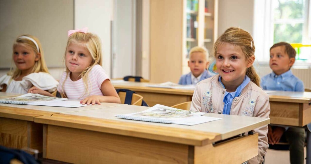 Prinsessan Estelle i skolbänken under sin första skoldag på Campus Manilla. Prinsessan Estelle i skolbänken under sin första skoldag på Campus Manilla.