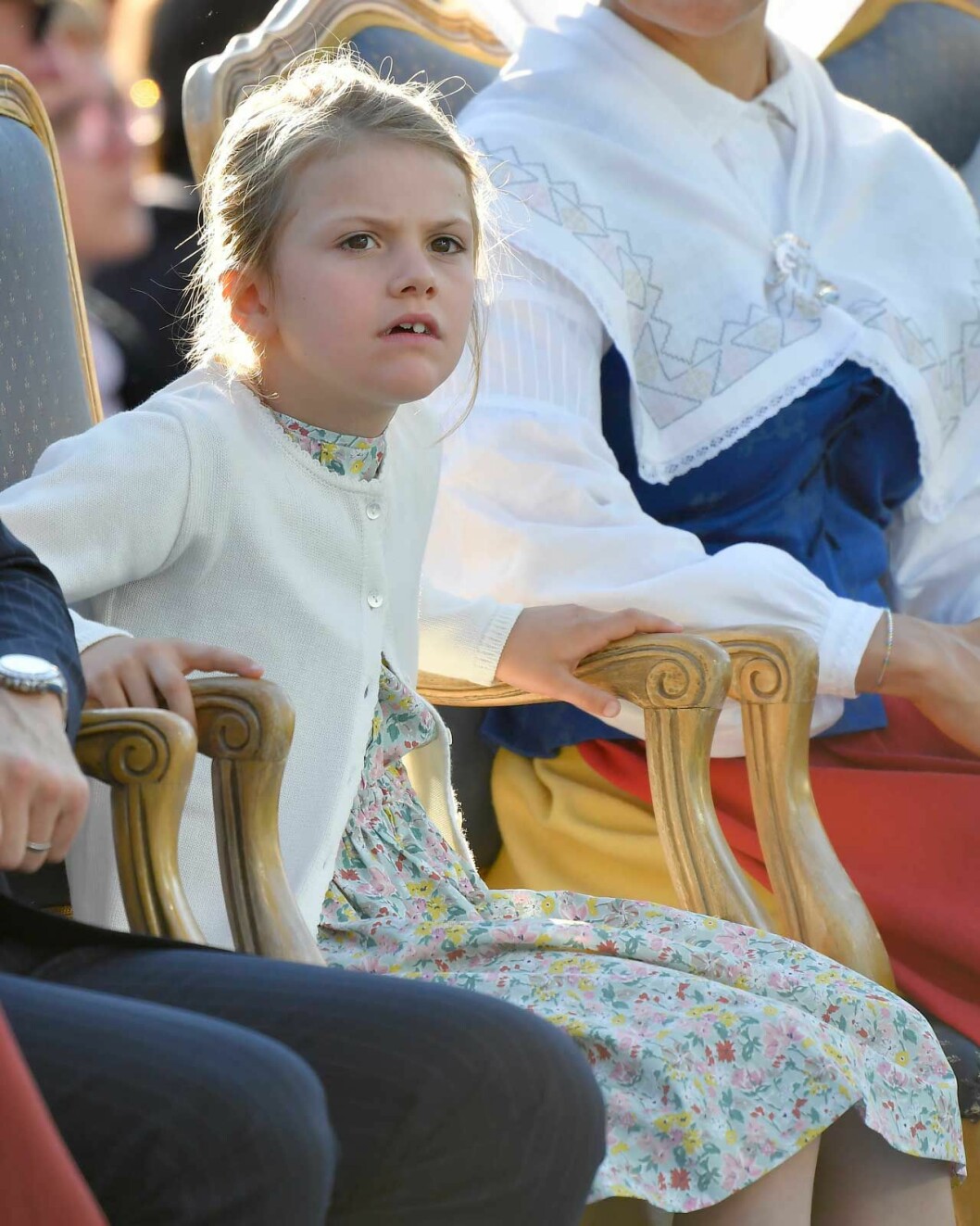 Estelle med tandglugg och fin klänning. Prinsessan Estelle under Victoriakonserten på Borgholms IP.