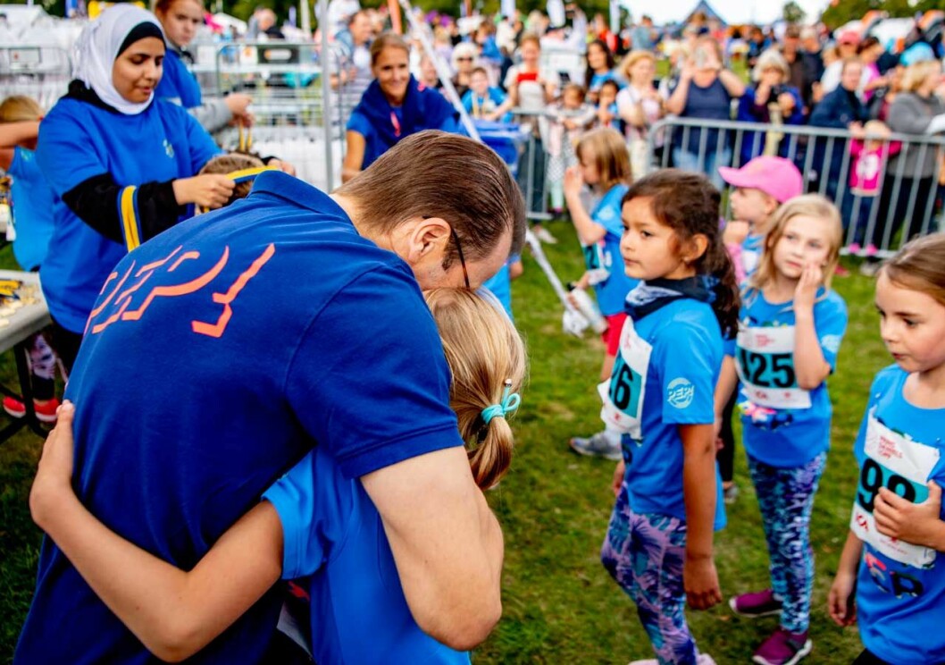 Prins Daniel tog emot Estelle med stora famnen. Prinsessan Estelle får en kram av pappa efter Prins Daniels lopp.