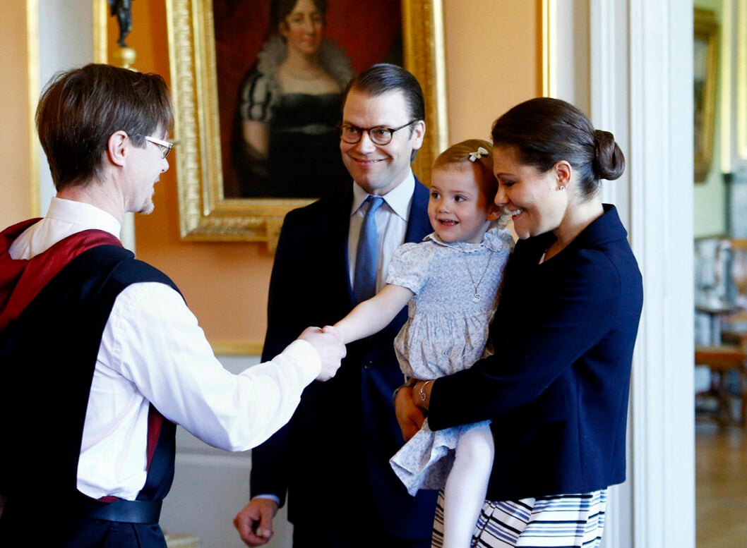 Prinsessan Estelle tog i hand redan som tvååring vid sitt första officiella uppdrag. Prinsessan Estelle