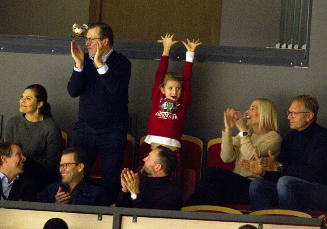 Anna och Estelle på hockey – tillsammans med Victoria, Daniel, Olle Westling och Annas man Mikael Söderström Anna Westling, prinsessan Estelle på ishockey med kronprinsessan Victoria, prins Daniel, Olle Westling och Annas man Mikael Söderström.