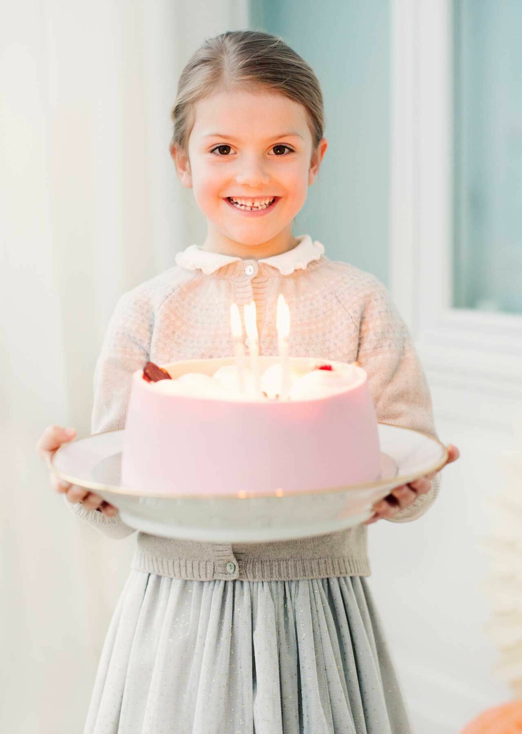 Födelsedagsbarnet Estelle i precis samma kläder som på pappa Daniels mobilskal. Prinsessan Estelle på sin födelsedag, i precis samma kläder som på pappa Daniels mobilskal.