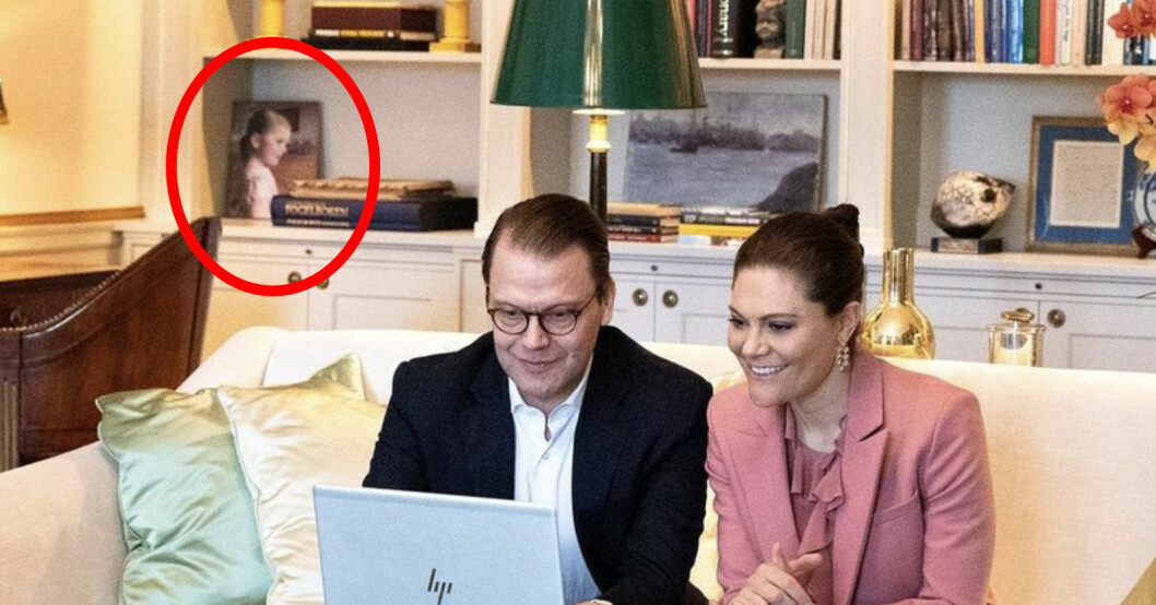 I bokhyllan syns ett porträtt av prinsessan Estelle. estelle haga victoria daniel