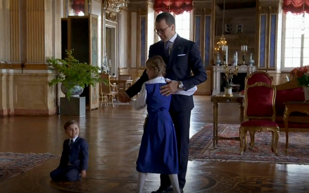 En fnissig svängom med pappa. Prinsessan Estelle dansar i Vita havet på Stockholms slott.
