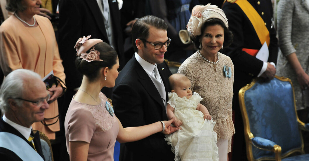 Kung Carl XVI Gustaf, Kronprinsessan Victoria, prins Daniel, prinsessan Estelle och drottning Silvia under prinsessans Estelles dop i Slottskyrkan på Stockholms slott. Dopet var det första av (hittills) sju stycken i den yngsta generationens kungligheter!