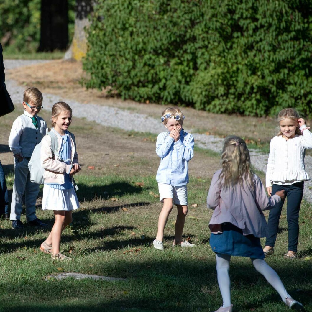 Prinsessan Estelle och hennes kompisar flossar framför fotograferna. Prinsessan Estelle och hennes kompisar flossade framför fotograferna.