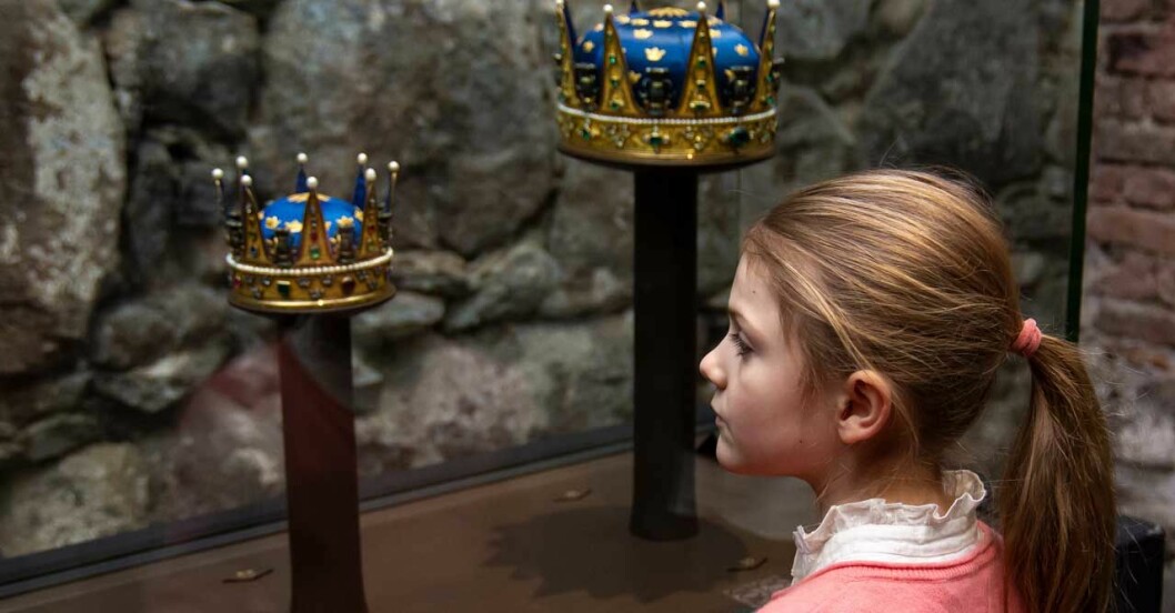 Estelle ser på prinsessan Hedvig Elisabet Charlottas krona från 1778, till vänster i bild, och prins Fredrik Adolfs krona från 1771, till höger. prinsessan Estelle