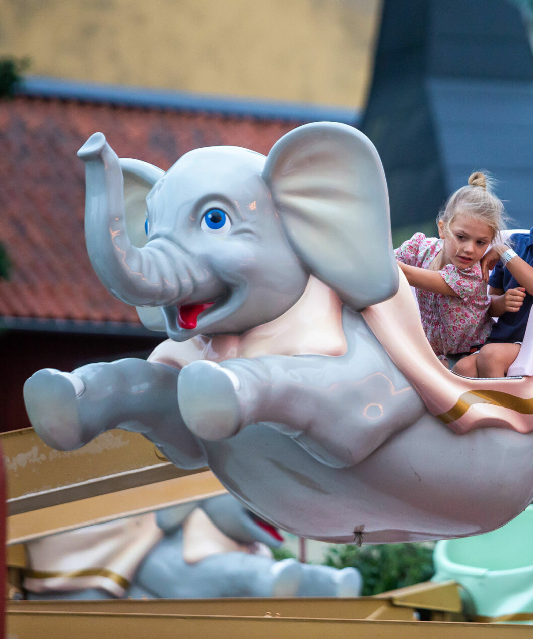 Estelle tog sin färd i “de flygande elefanterna” på fullaste allvar och höll fokus för att styra karusellen upp och ner. Estelle tog sin färd i "de flygande elefanterna" på fullaste allvar och höll fokus för att styra karusellen upp och ner.