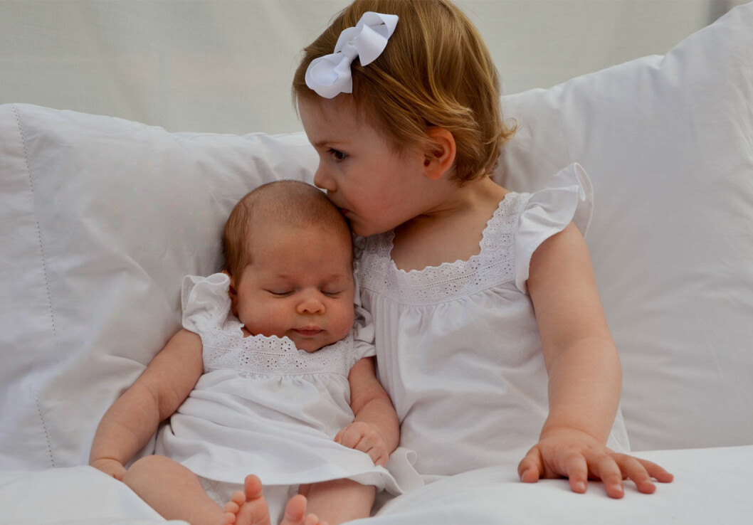 2014: Prinsessan Estelle med sin nyfödda kusin prinsessan Leonore. Prinsessan Estelle 2014 med sin nyfödda kusin prinsessan Leonore.