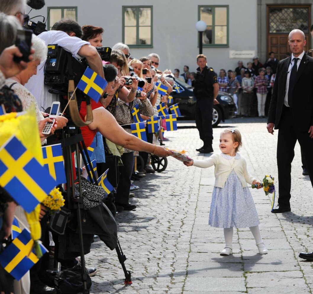 Den pyttelilla hertiginnan av Östergötland i aktion. Prinsessan Estelle, hertiginna av Östergötland, hälsar på folk på torget i Linköping.