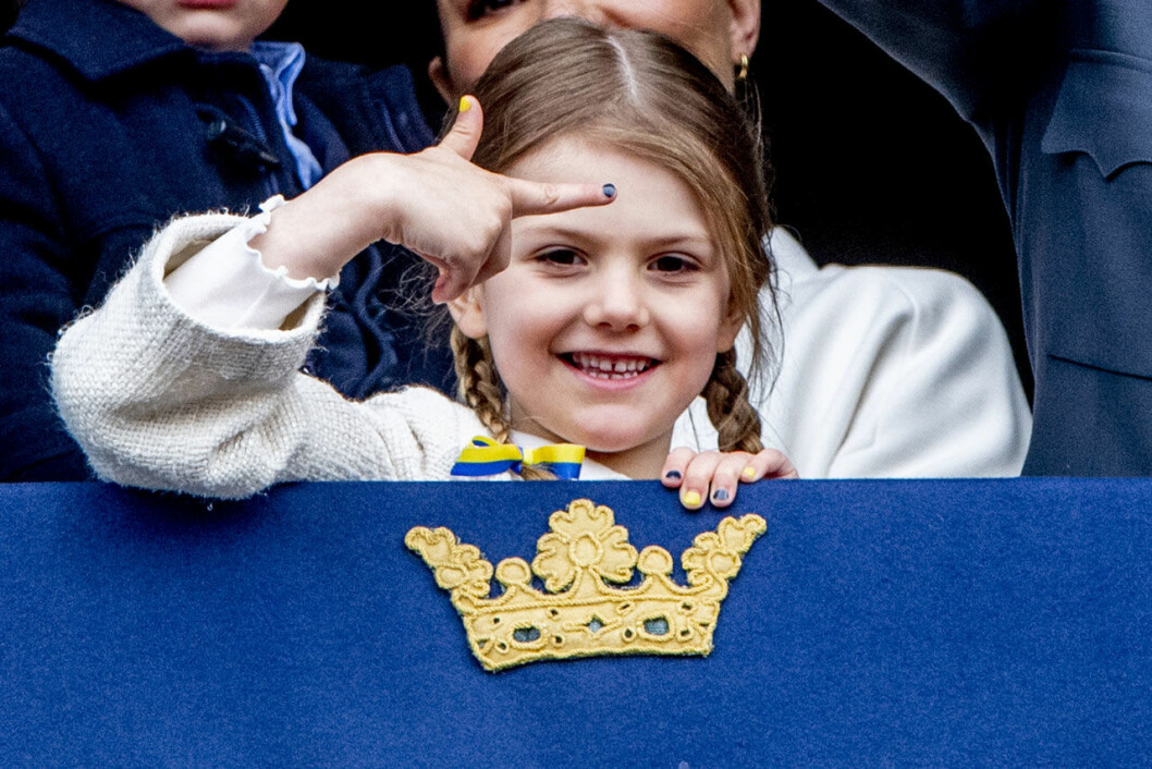 Estelle med målade naglar.