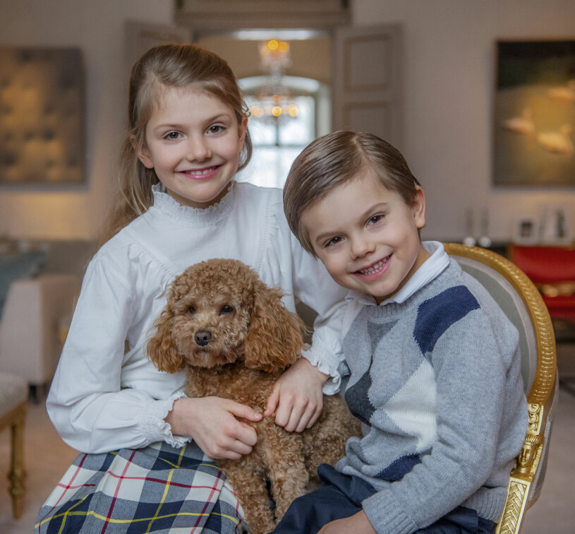 Estelle och Oscar med sin cavapoo Rio, som ser ut att ta regi från någon i kulissen.