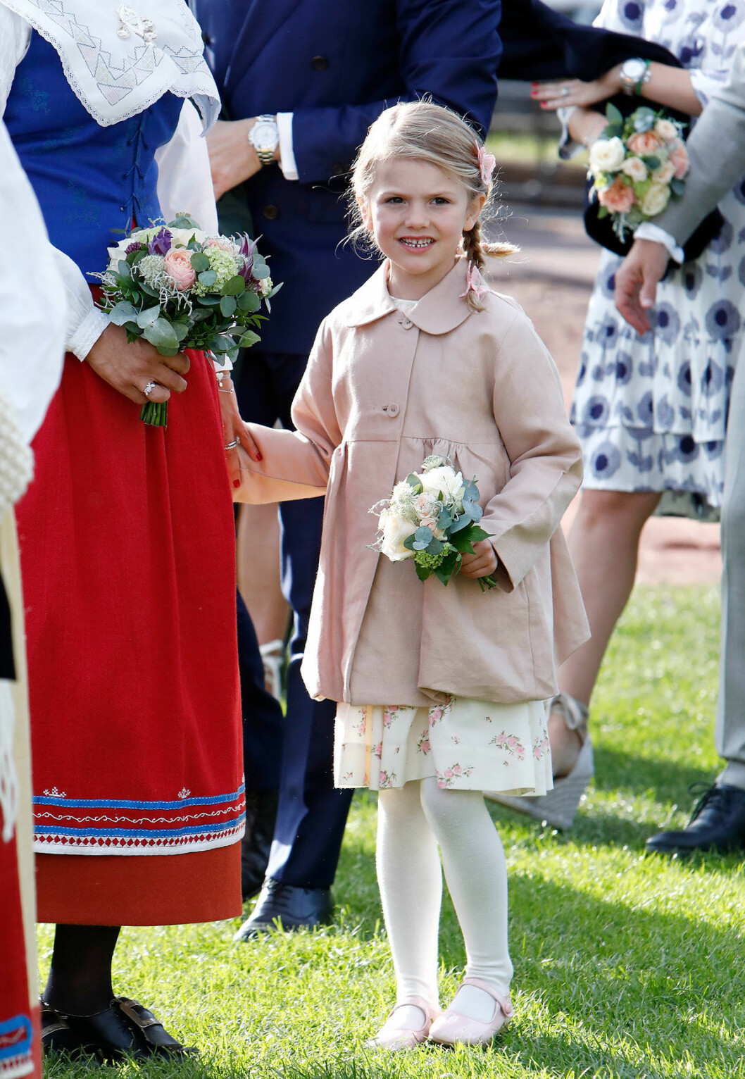 Under förra året satt Estelle med bredvid mamma under kvällens festligheter på Borgholms idrottsplats. Under förra året satt Estelle med bredvid mamma under kvällens festligheter på Borgholms idrottsplats.