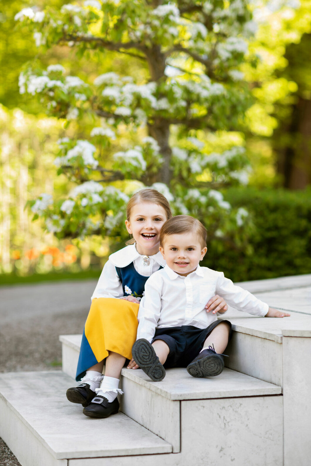 Årets hälsning från barnen Estelle och Oscar. Årets hälsning från barnen Estelle och Oscar.
