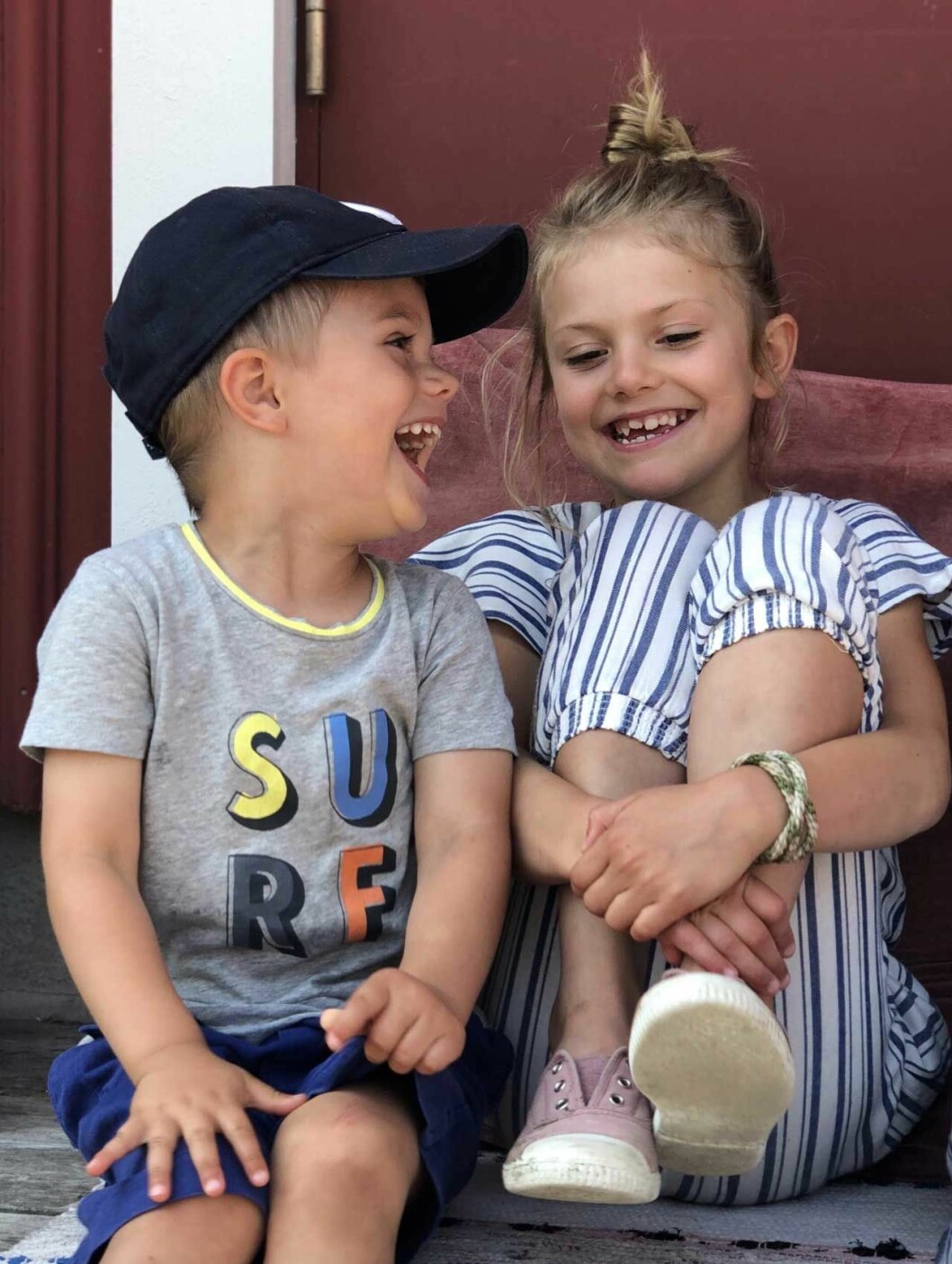 Victorias privata semesterbild på Estelle och Oscar. Prinsessan Estelle och prins Oscar 2019.