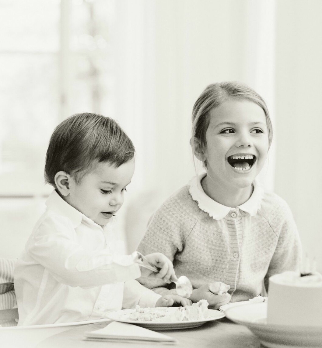 Det är gott med gurka! Fråga bara prins Oscar och prinsessan Estelle. Prins Oscar och prinsessan Estelle äter tårta hemma på Haga slott.