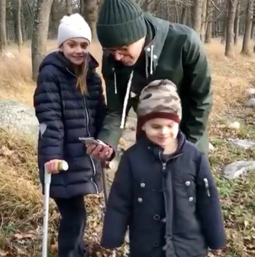 2019: Estelle med sina kryckor. Men lagom till 8-årsdagen fick hon ta bort gipset.