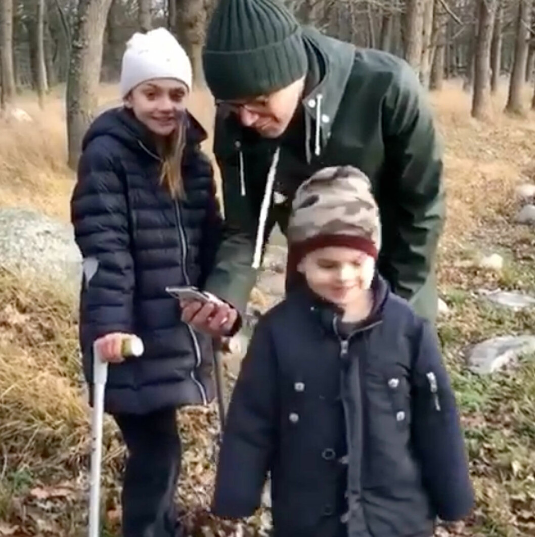 I vintras var det prinsessan Estelle som gick med foten i gips efter sin skidolycka i alperna på jullovet. Prinsessan Estelle på kryckor och med foten i gips efter en skidolycka i alperna på jullovet.