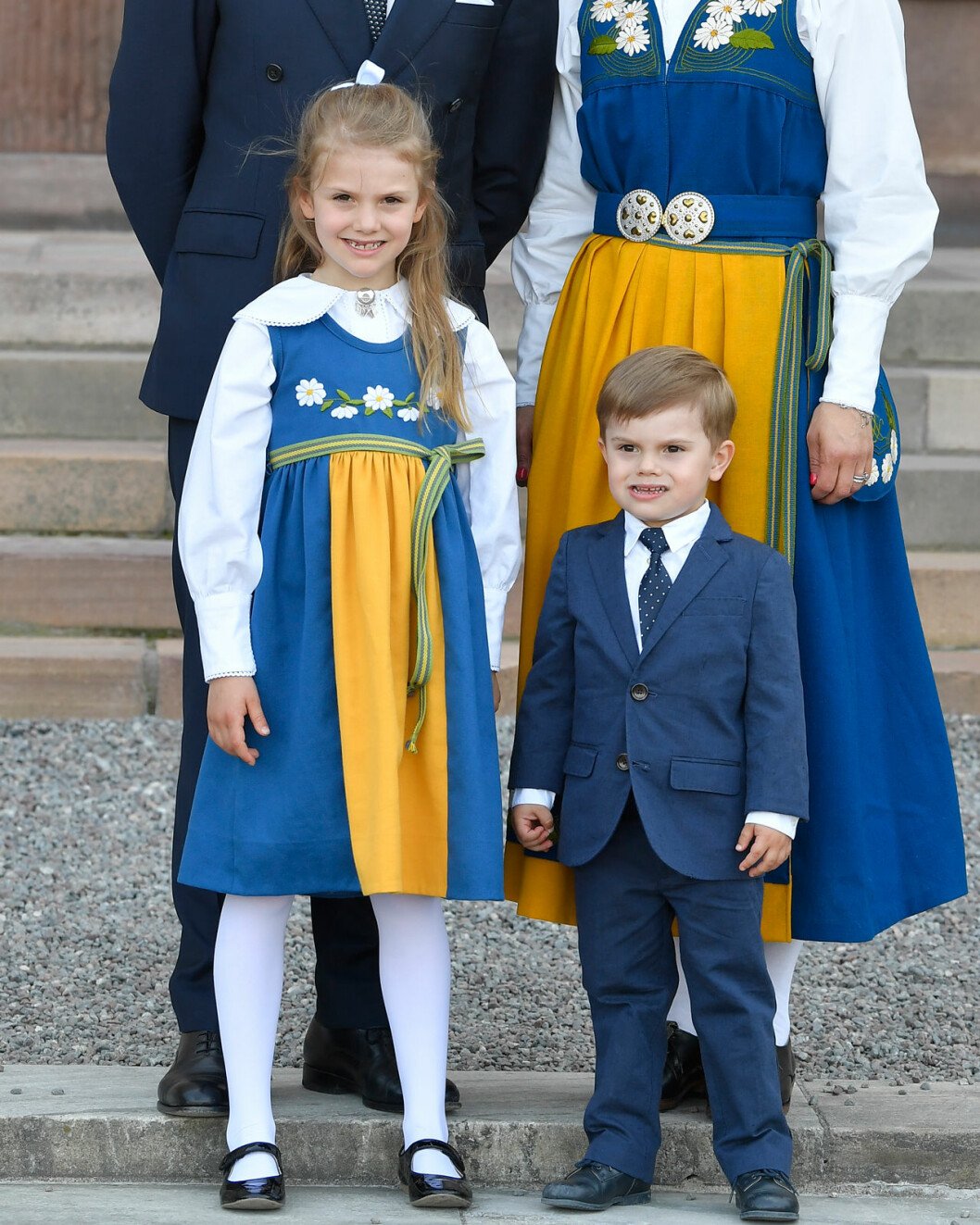 Så här såg Estelle och Oscar ut för precis ett år sedan. 2019 års Sverigedräkt har hon garanterat växt ur. Prinsessan Estelle och prins Oscar på Nationaldagen 2019.