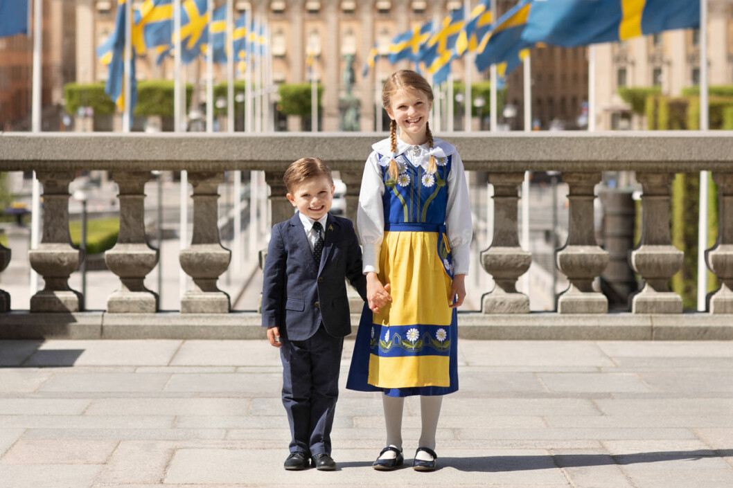 Min lillebror och jag. Prinsessan Estelle och prins Oscar på Nationaldagen 2020.