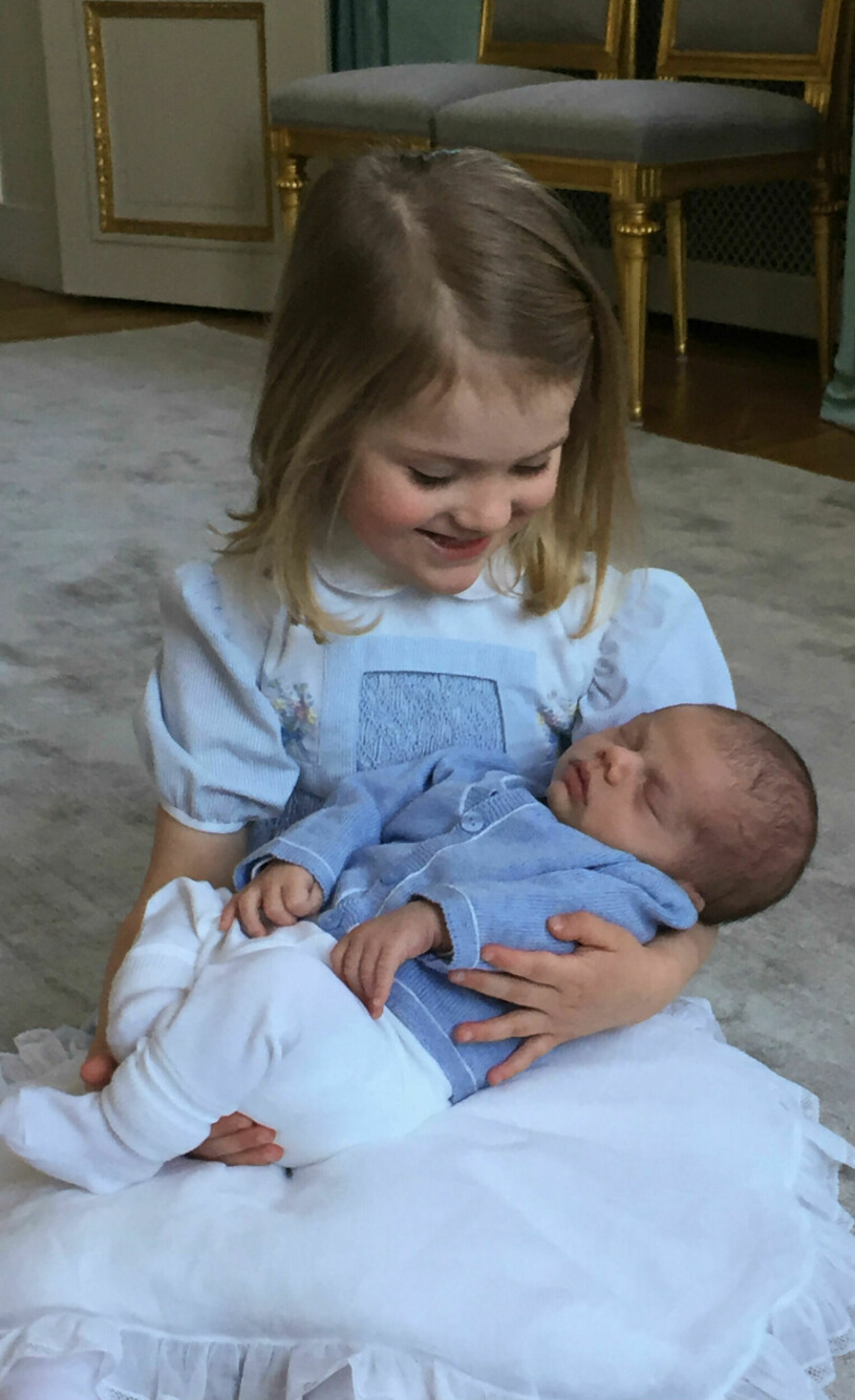 En väldigt stolt storasyster! Första bilden på prinsessan Estelle och prins Oscar