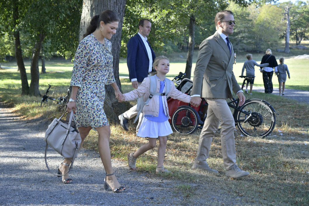 Kronprinsessan Victoria och prins Daniel med prinsessan Estelle. Kronprinsessan Victoria och prins Daniel med prinsessan Estelle.