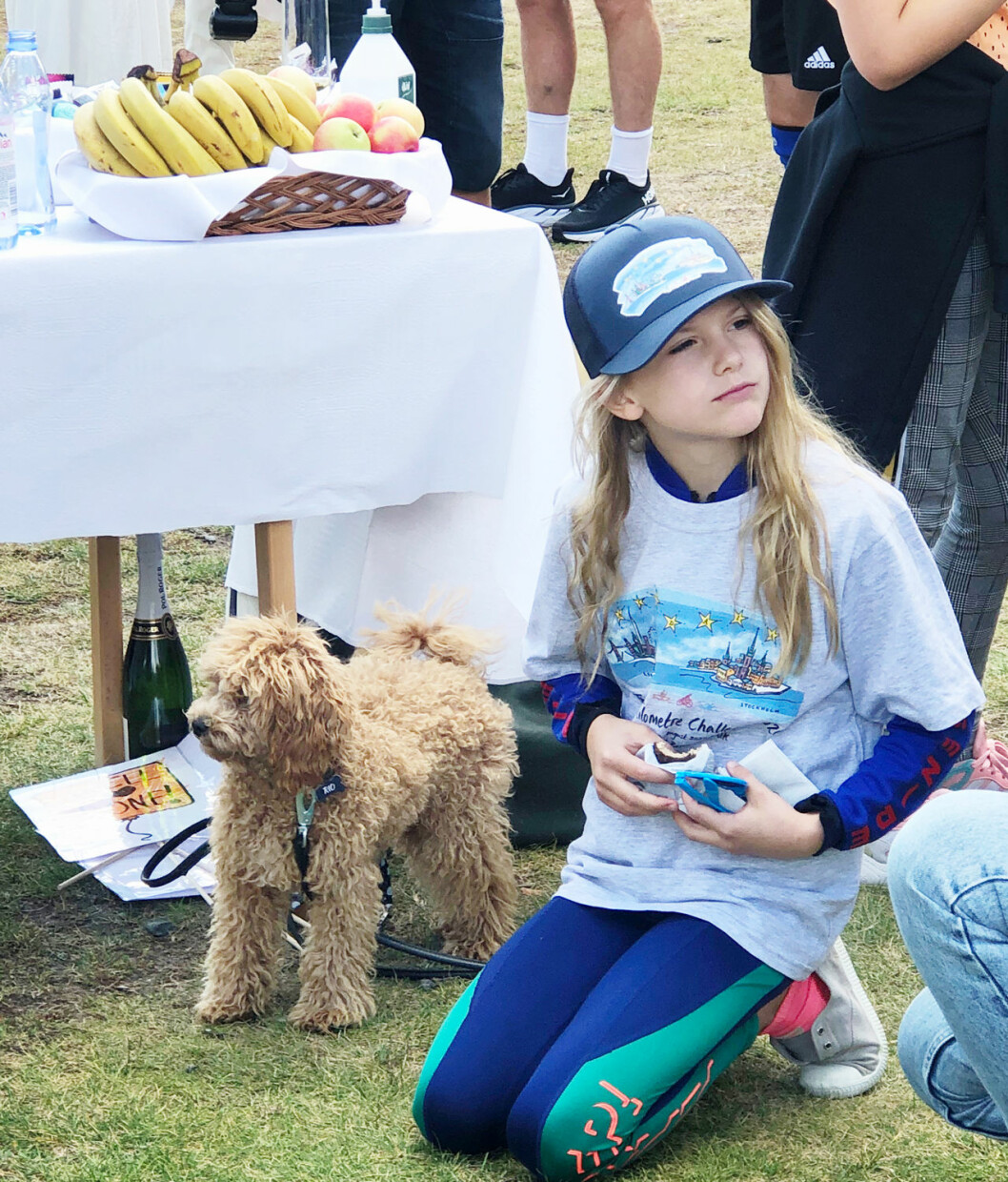 Valpar kan vara intensiva, och Rio har fått span på något. Men lillmatte Estelle har koll. Prinsessan Estelle med sin hund Rio