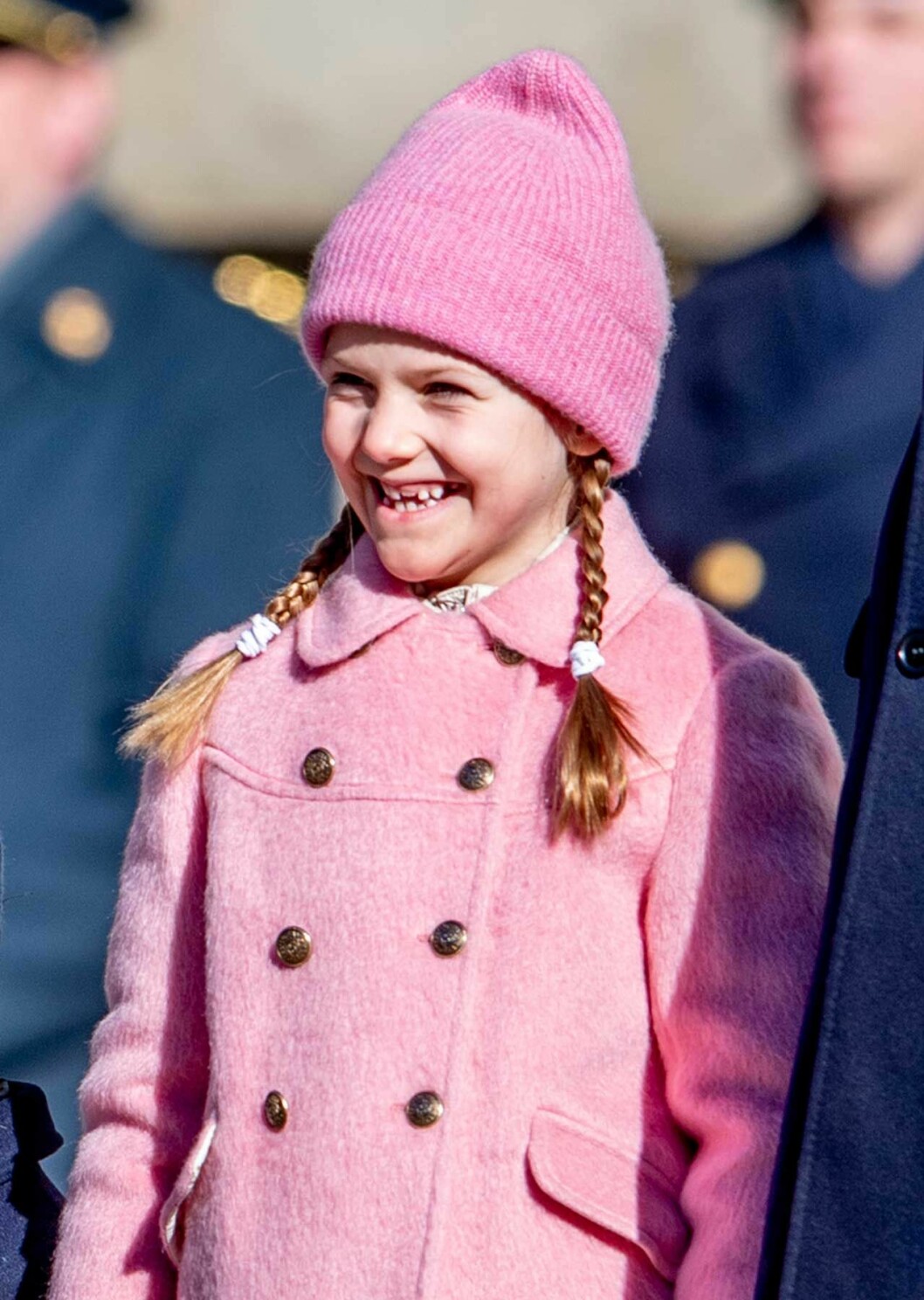 Vad säger du, Estelle – får mamma godkänt? Prinsessan Estelle i flätor och sin älsklingsfärg rosa.