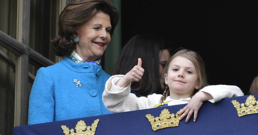 Prinsessan Estelle på slottsbalkongen i gult och svart nagellack. Hon hejar på AIK.