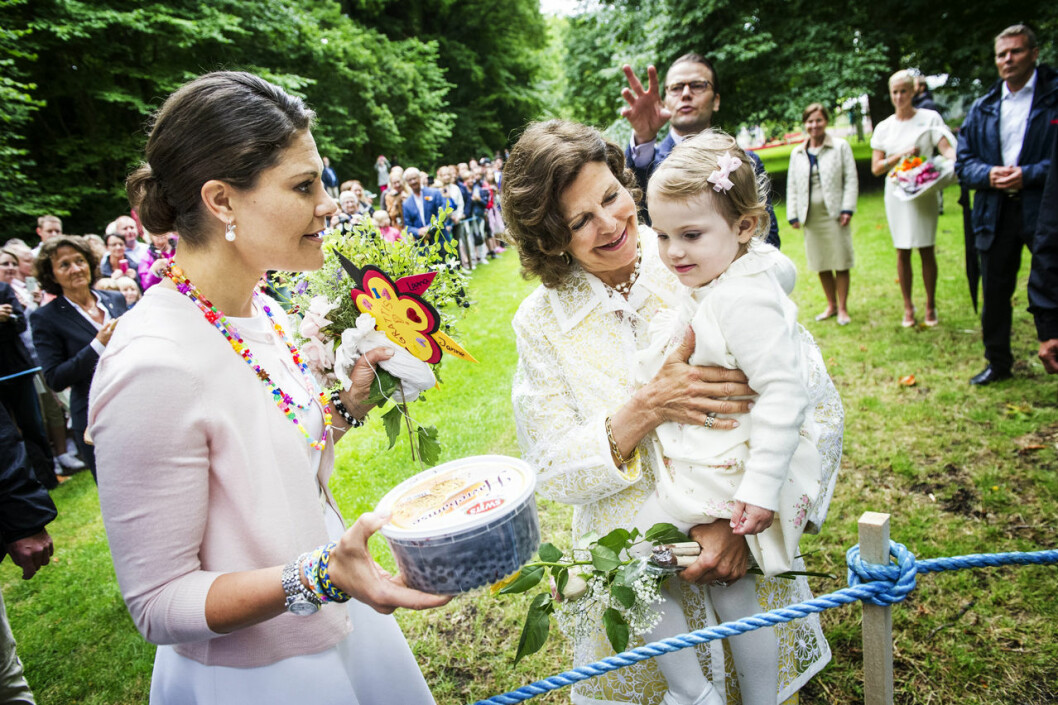 Estelle i mormors famn, sommaren 2014. Estelle Victoria och drottning Silvia på Solliden 2014.