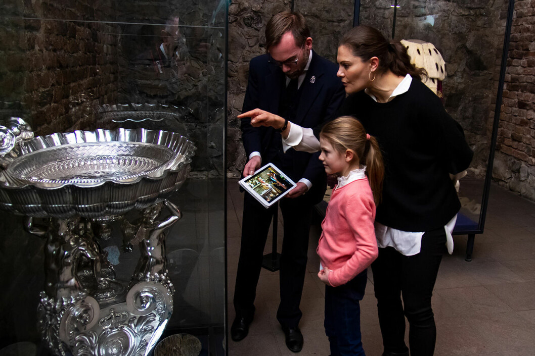 Tisdagen den 8 januari 2018 besökte Kronprinsessan och Prinsessan Estelle Skattkammaren på Kungliga slottet. Under besöket i Skattkammaren fick Prinsessan Estelle bekanta sig med riksregalierna – monarkins främsta symboler.