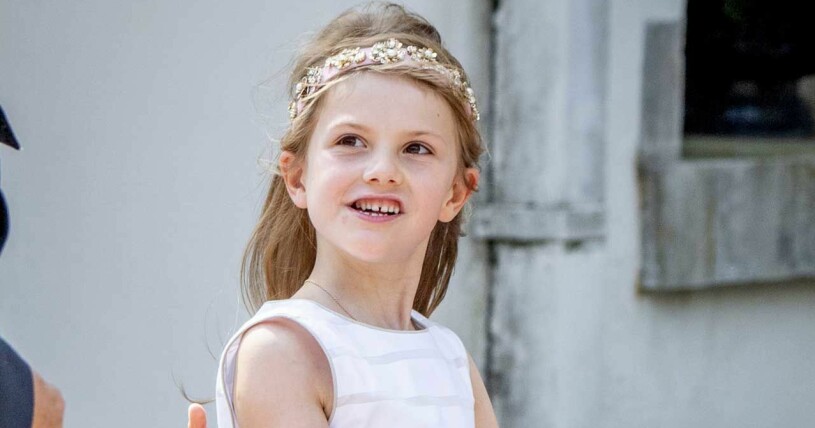Estelle på väg till första skoldagen. Och hon kunde läsa och skriva redan innan det var dags att sätta sig i skolbänken, har kronprinsessan Victoria berättat.