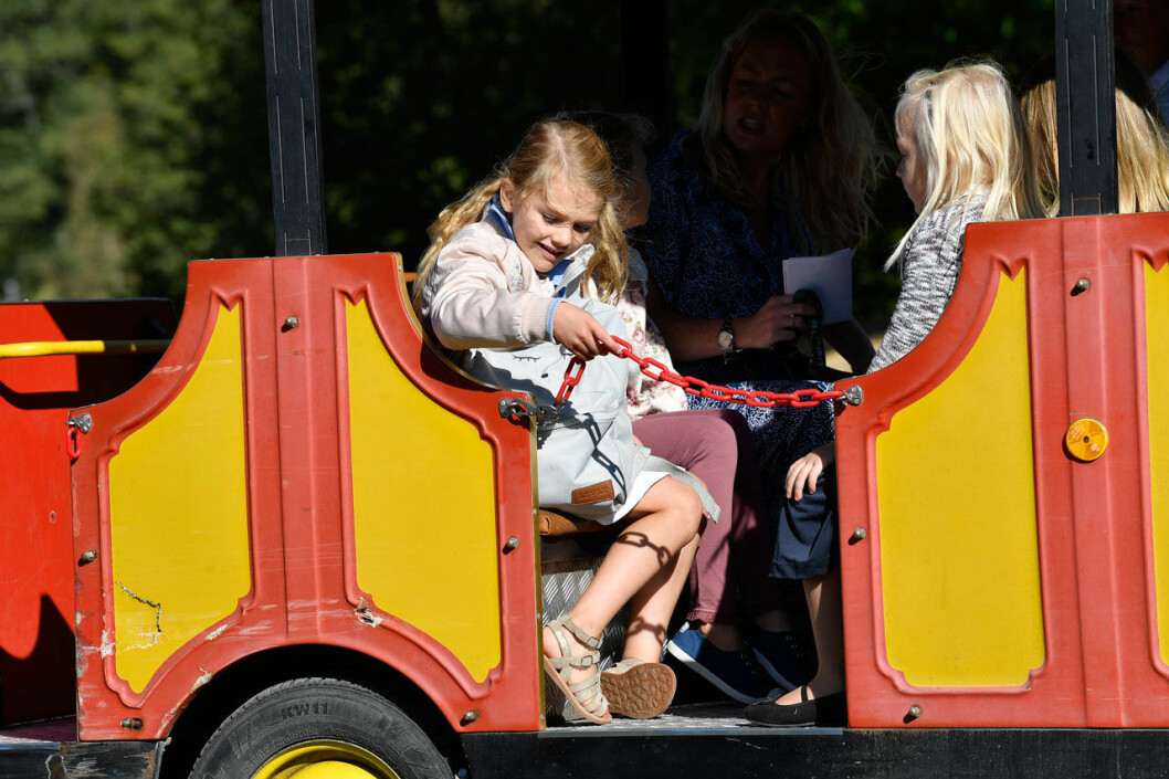 Prinsessan Estelle på tåget. 
