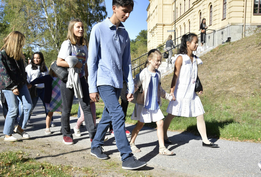 Prinsessan Estelle på väg in till sin första skoldag på Campus Manilla. Prinsessan Estelle på väg in till sin första skoldag på Campus Manilla.