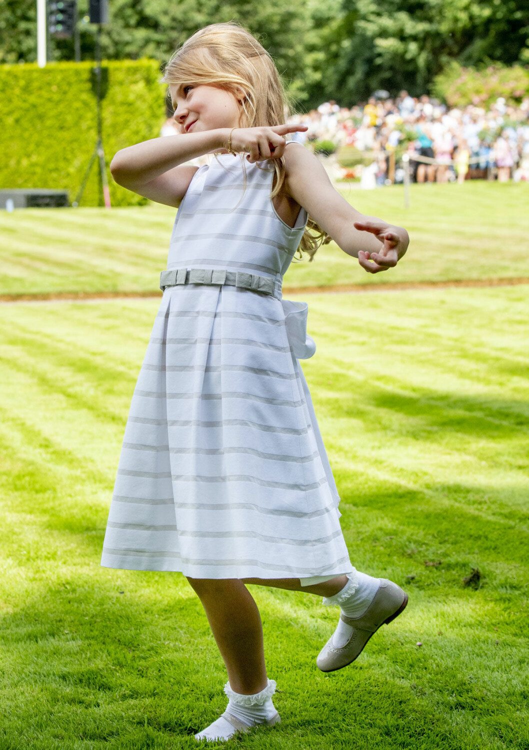 Prinsessan Estelle gör dab-rörelsen. Prinsessan Estelle gör dab-rörelsen.